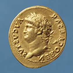 Aureus (avers) de Néron (54-68 après J.-C.) portant une couronne de laurier. Inscription : NERO CAESAR AVGVSVS
